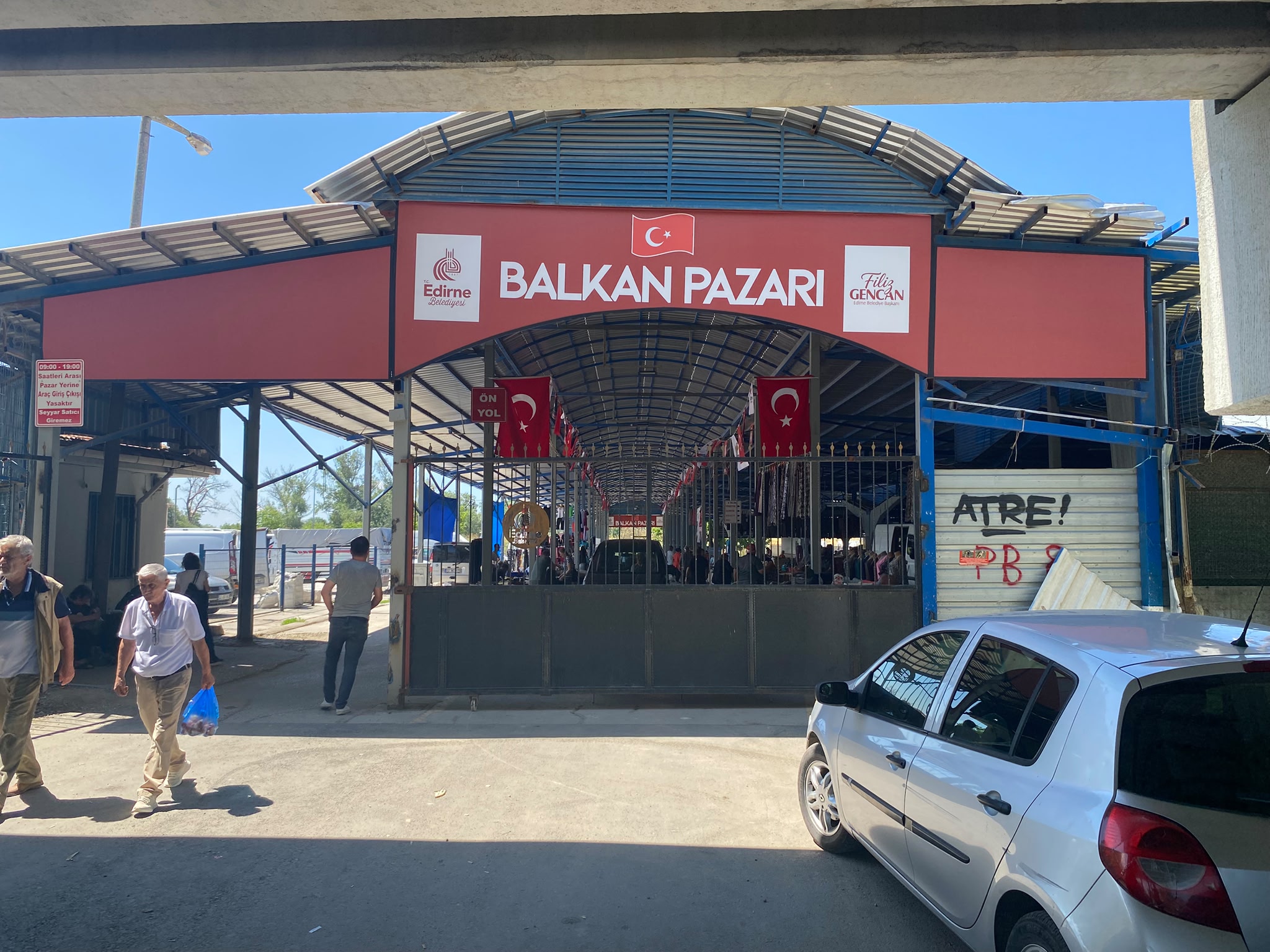 Edirne’de her pazartesi kurulan Kent Pazarı’nda yaz mevsiminin habercisi karpuzlar tezgâhlardaki yerini aldı.